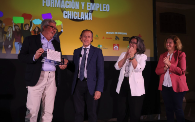 El alcalde de Chiclana rinde homenaje a Juan José Jiménez Zarco por su labor al frente de Salesianos Campano